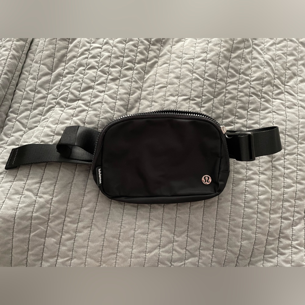 Black Lululemon Everywhere Belt Bag